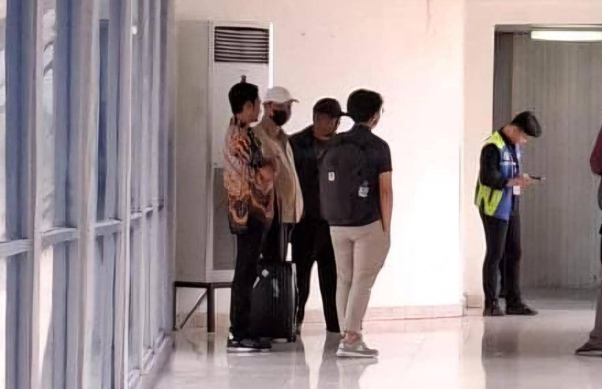 Bupati Kolaka Timur, Abdul Azis (pakai masker) saat ditangkap KPK, Kamis (7/8/2025) malam di Makassar.