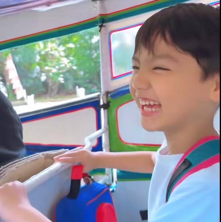 potret Shaquille, anak Cut Meyriska, naik bajaj pulang sekolah (instagram.com/cutratumeyriska)