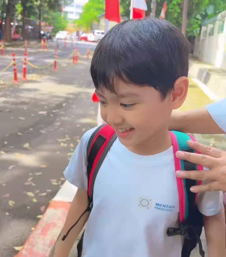 potret Shaquille, anak Cut Meyriska, naik bajaj pulang sekolah
