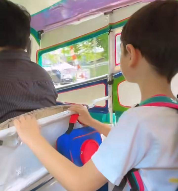 potret Shaquille, anak Cut Meyriska, naik bajaj pulang sekolah (instagram.com/cutratumeyriska)
