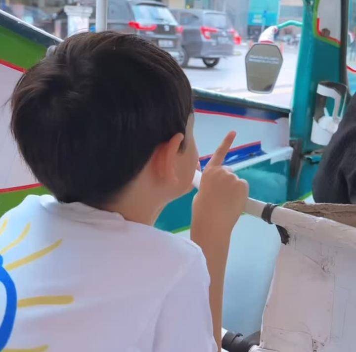 potret Shaquille, anak Cut Meyriska, naik bajaj pulang sekolah (instagram.com/cutratumeyriska)