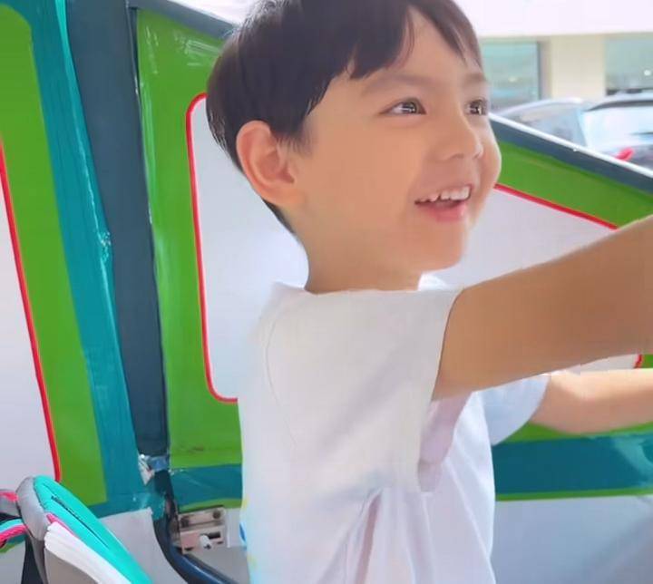 potret Shaquille, anak Cut Meyriska, naik bajaj pulang sekolah (instagram.com/cutratumeyriska)