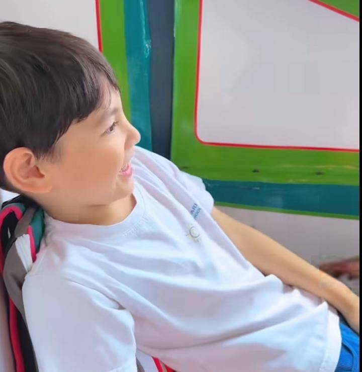 potret Shaquille, anak Cut Meyriska, naik bajaj pulang sekolah (instagram.com/cutratumeyriska)