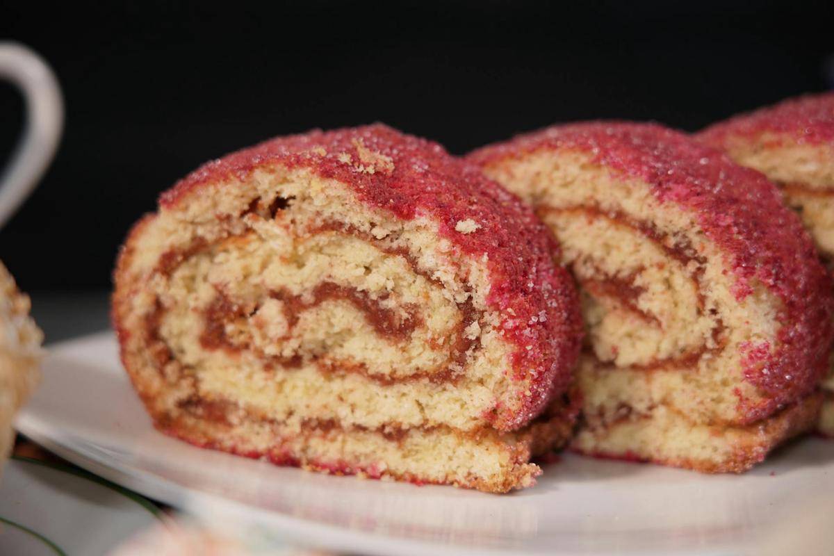ilustrasi tiramisu roll cake red velvet