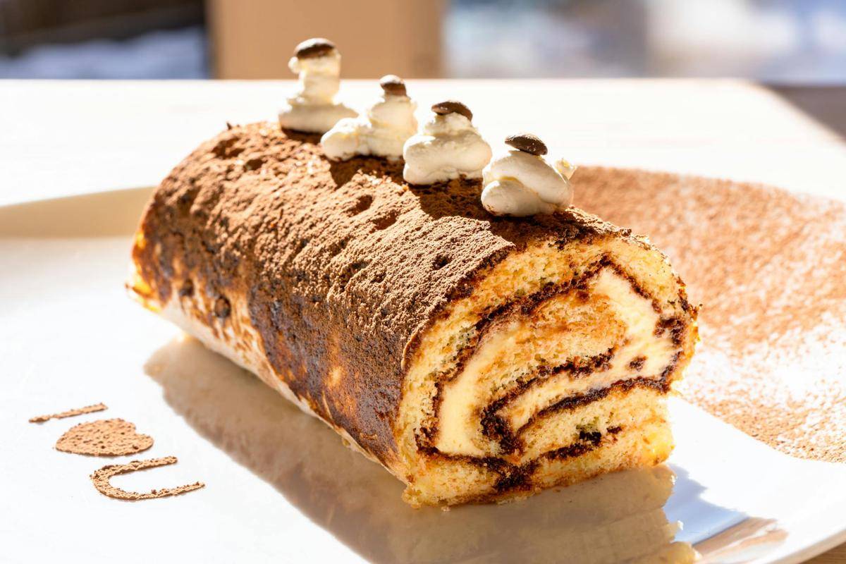 ilustrasi tiramisu roll cake black forest 