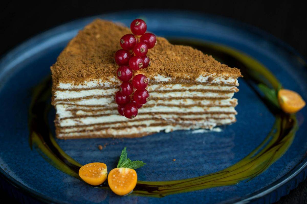 ilustrasi mille crepes cokelat 
