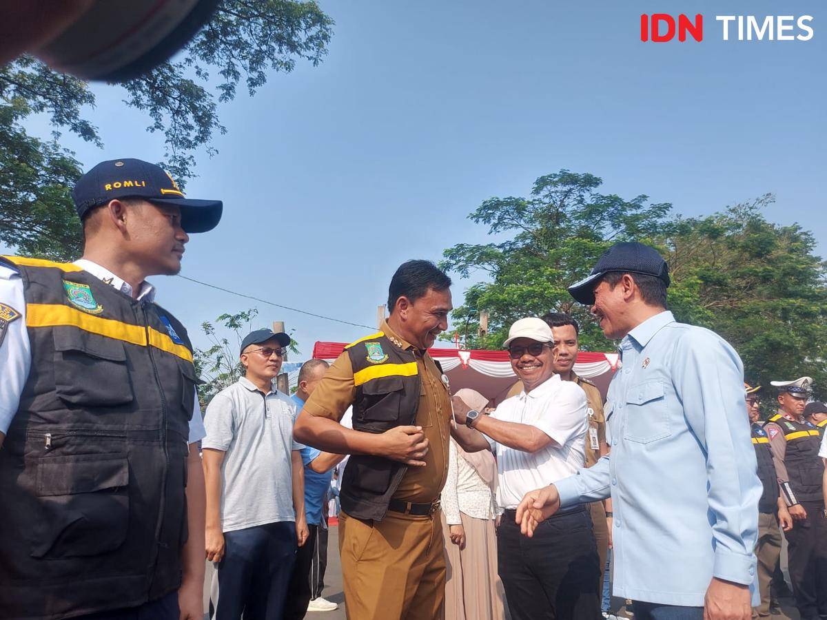 Menteri Lingkungan Hidup, Hanif Faisol Nurofiq saat deklarasi satgas langit biru di Kota Tangerang (IDN Times/Maya Aulia Aprilianti)