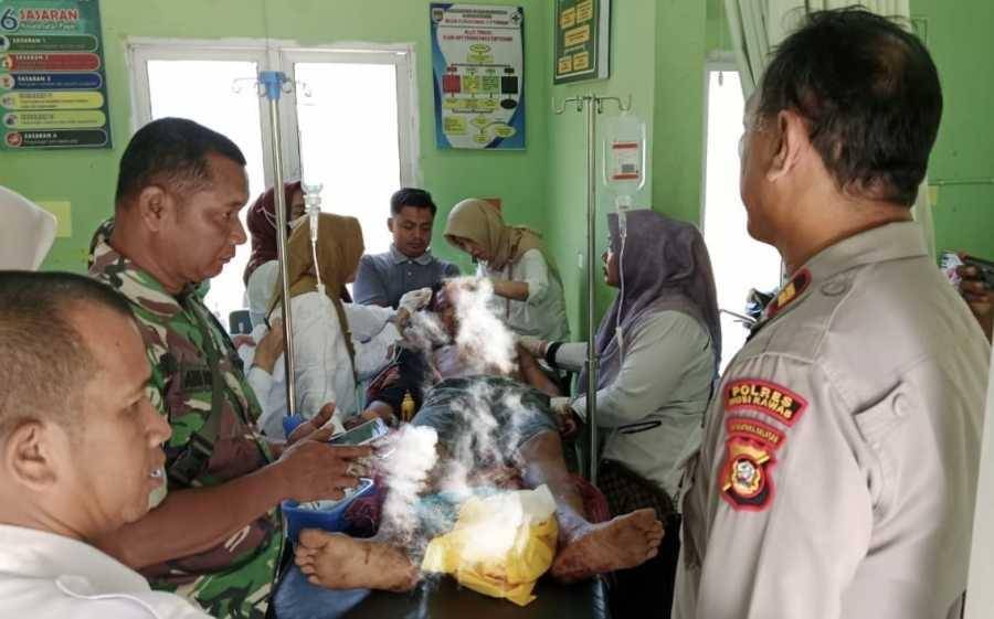 Korban serangan beruang di Musi Rawas saat mendapatkan perawatan. (Dok. Polres Musi Rawas)