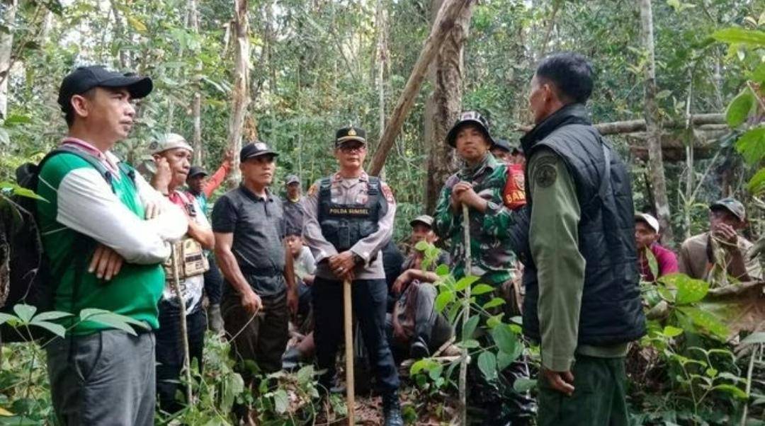 Tim gabungan BKSDA Sumsel bersama kepolisian dan perangkat desa saat mencari jejak beruang. (Dok. Istimewa)