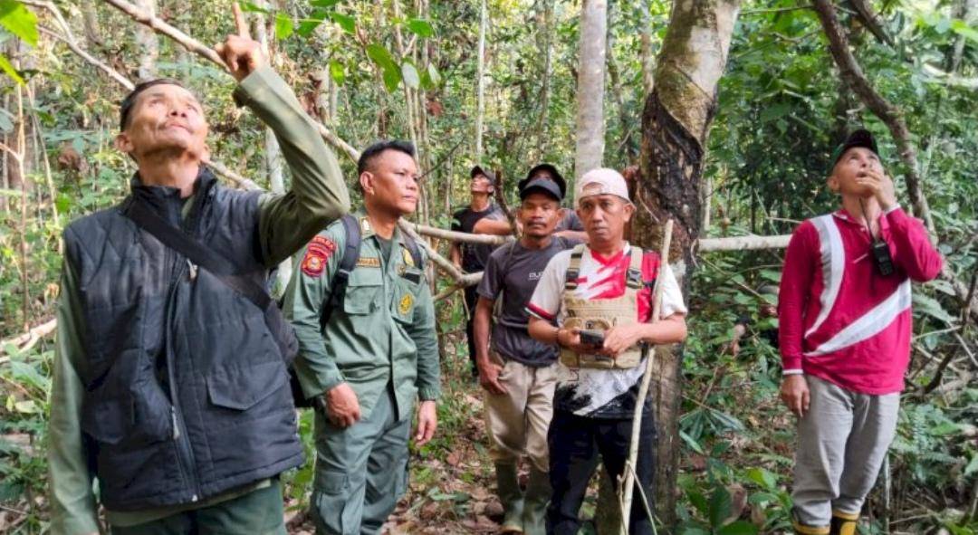 Tim gabungan BKSDA Sumsel bersama kepolisian dan perangkat desa saat mencari jejak beruang. (Dok. Istimewa)