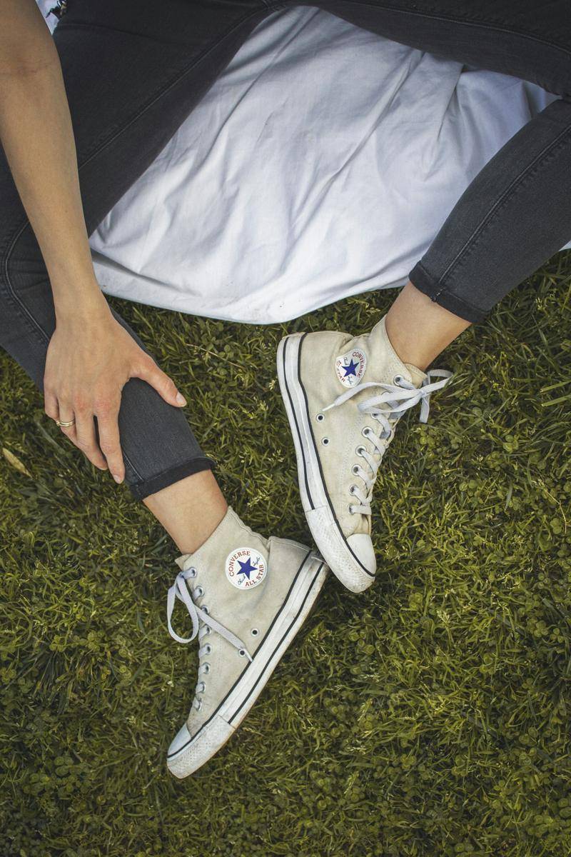 ilustrasi sepatu kanvas (unsplash.com/Apostolos Vamvouras)