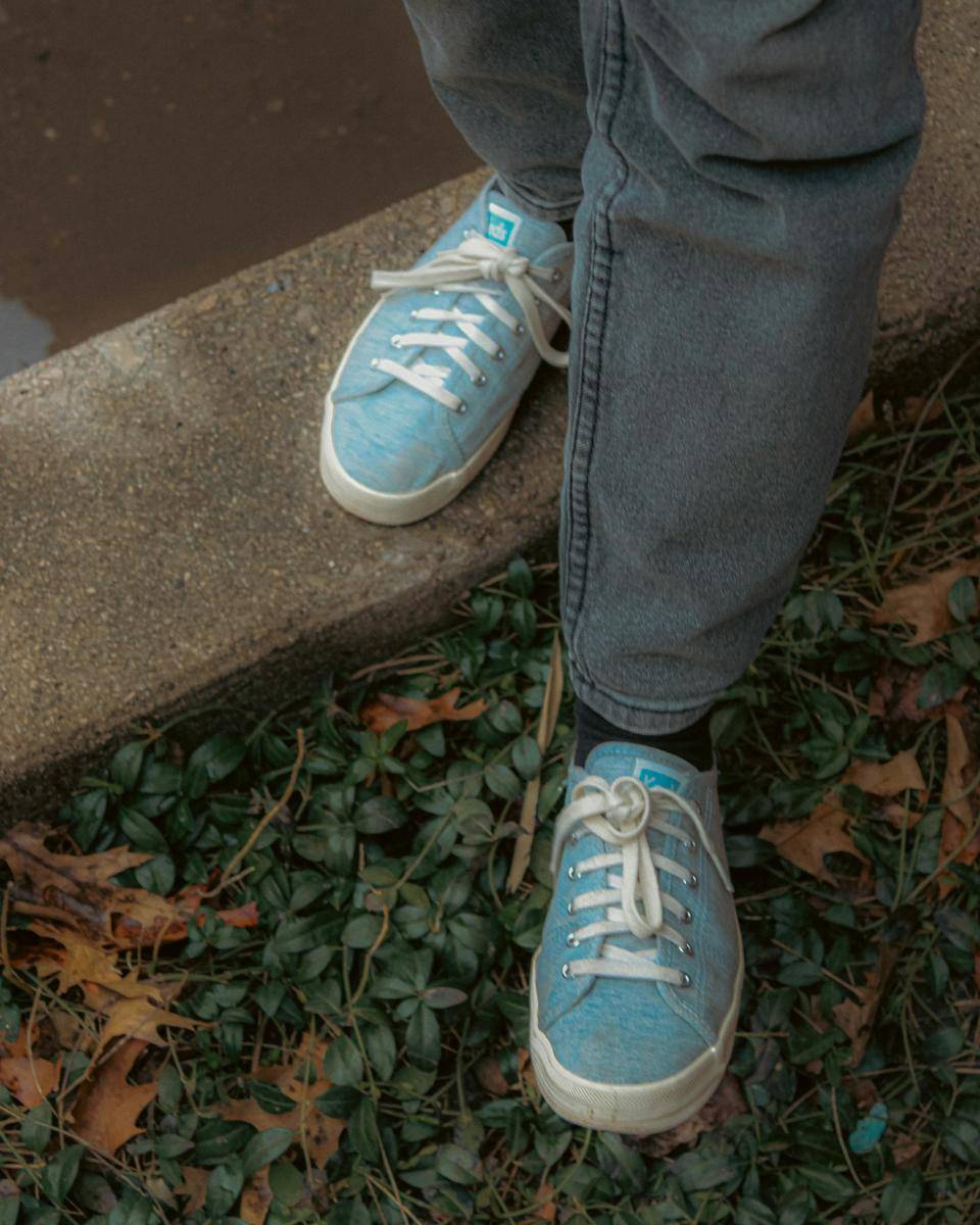 ilustrasi sepatu kanvas (unsplash.com/Linus Belanger)