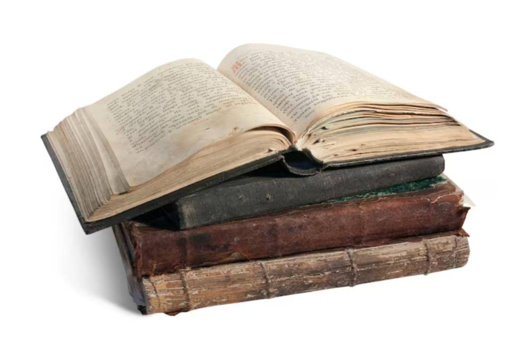 Buku Sejarah (freepik.com/bearfotos) 