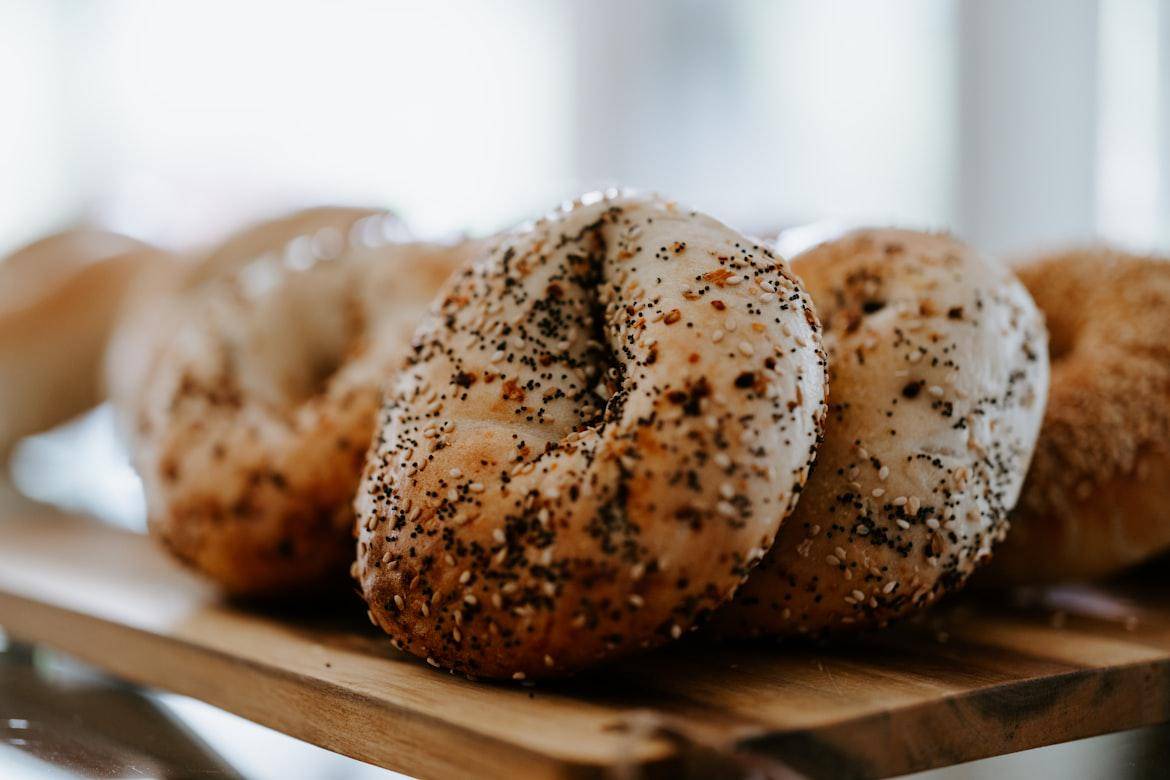 Ilustrasi tempat beli bagel di jogja (unsplash.com/id/@purzlbaum)