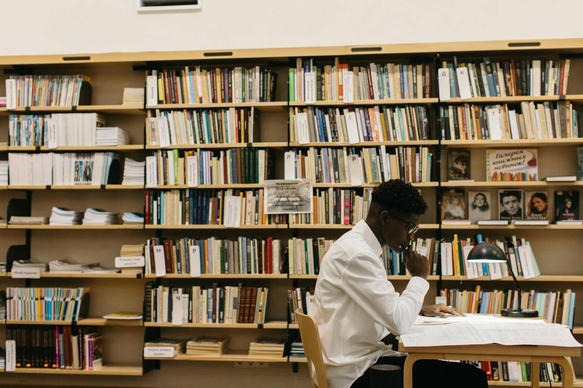 ilustrasi belajar di perpustakaan (pexels.com/Yaroslav Shuraev)