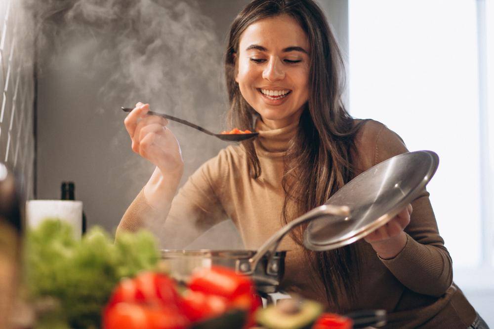 ilustrasi perempuan memasak (freepik.com/senivpetro)