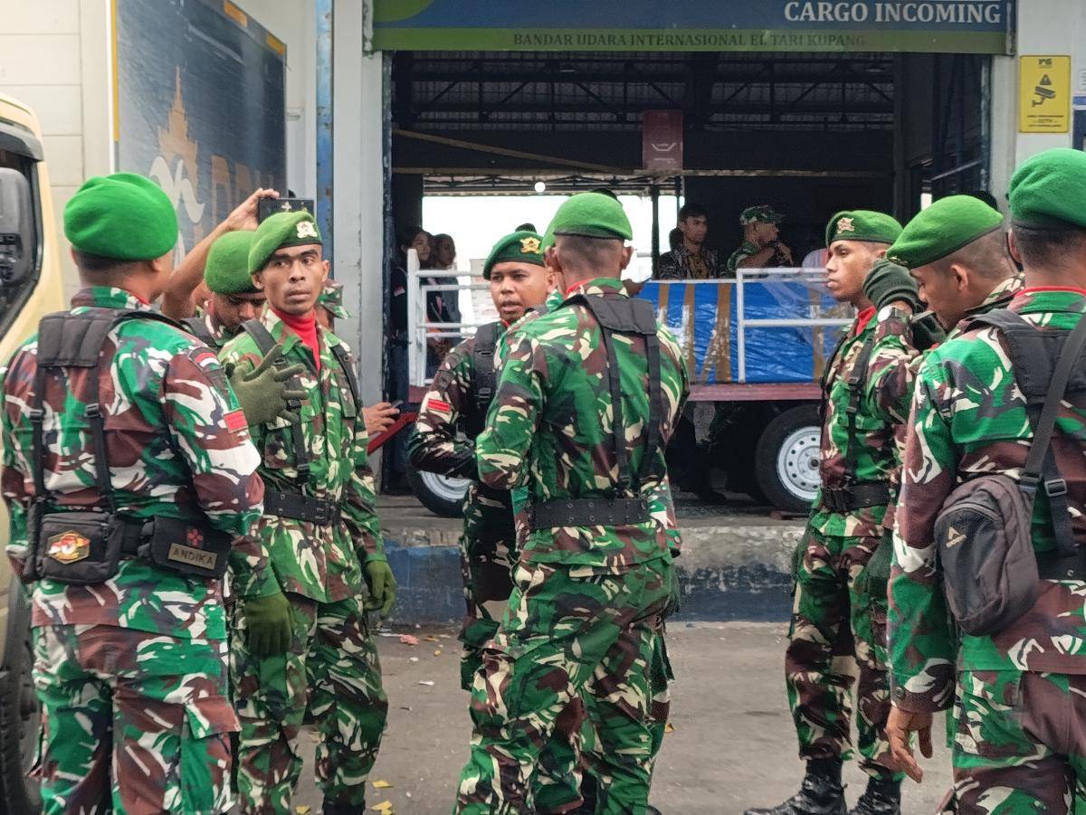 Sejumlah prajurit TNI AD bersiap menerima kedatangan jenazah Prada Lucky di Bandara El Tari Kupang. (IDN Times/Putra Bali Mula)