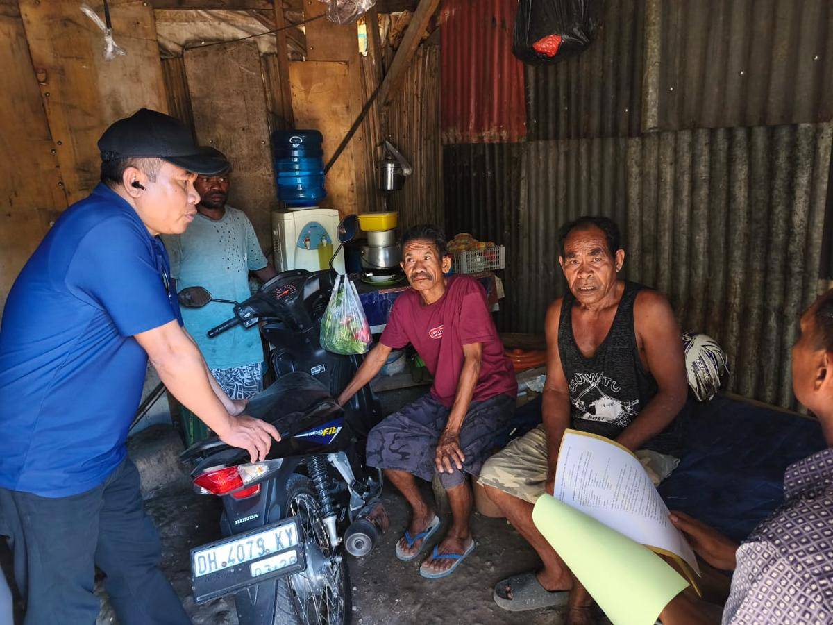 Iba Boymau alias Boy (kanan) terpidana kasus cabul yang kabur. (Dok Kejati NTT)
