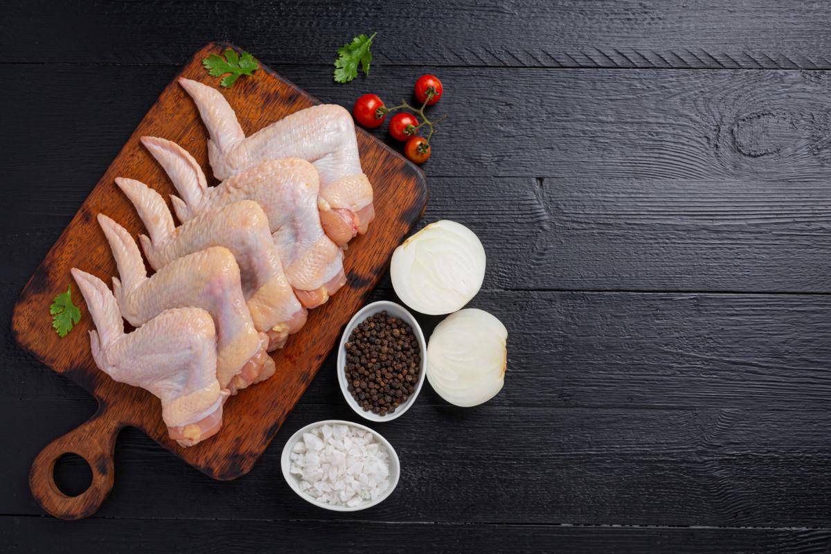 ilustrasi sayap ayam untuk chicken wings (freepik.com/jcomp)