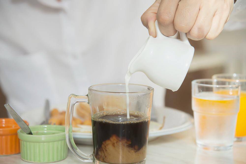 ilustrasi membuat kopi susu