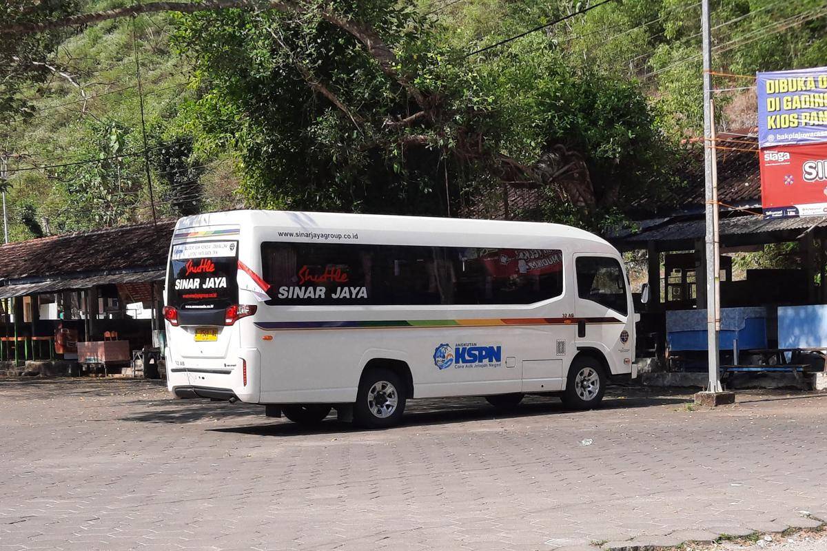 Angkutan KSPN di area parkir Pantai Baron.