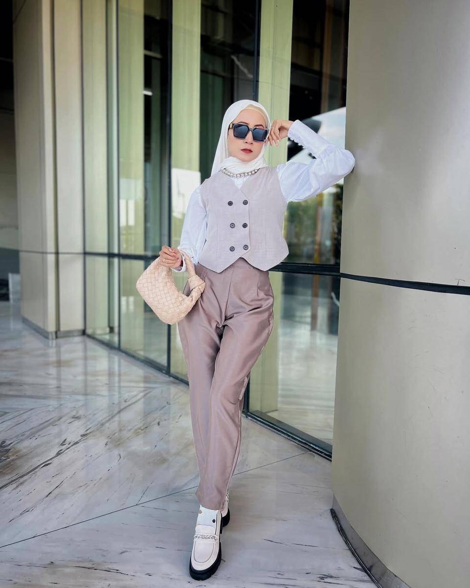 Gaya Viki Fitria pakai loafers