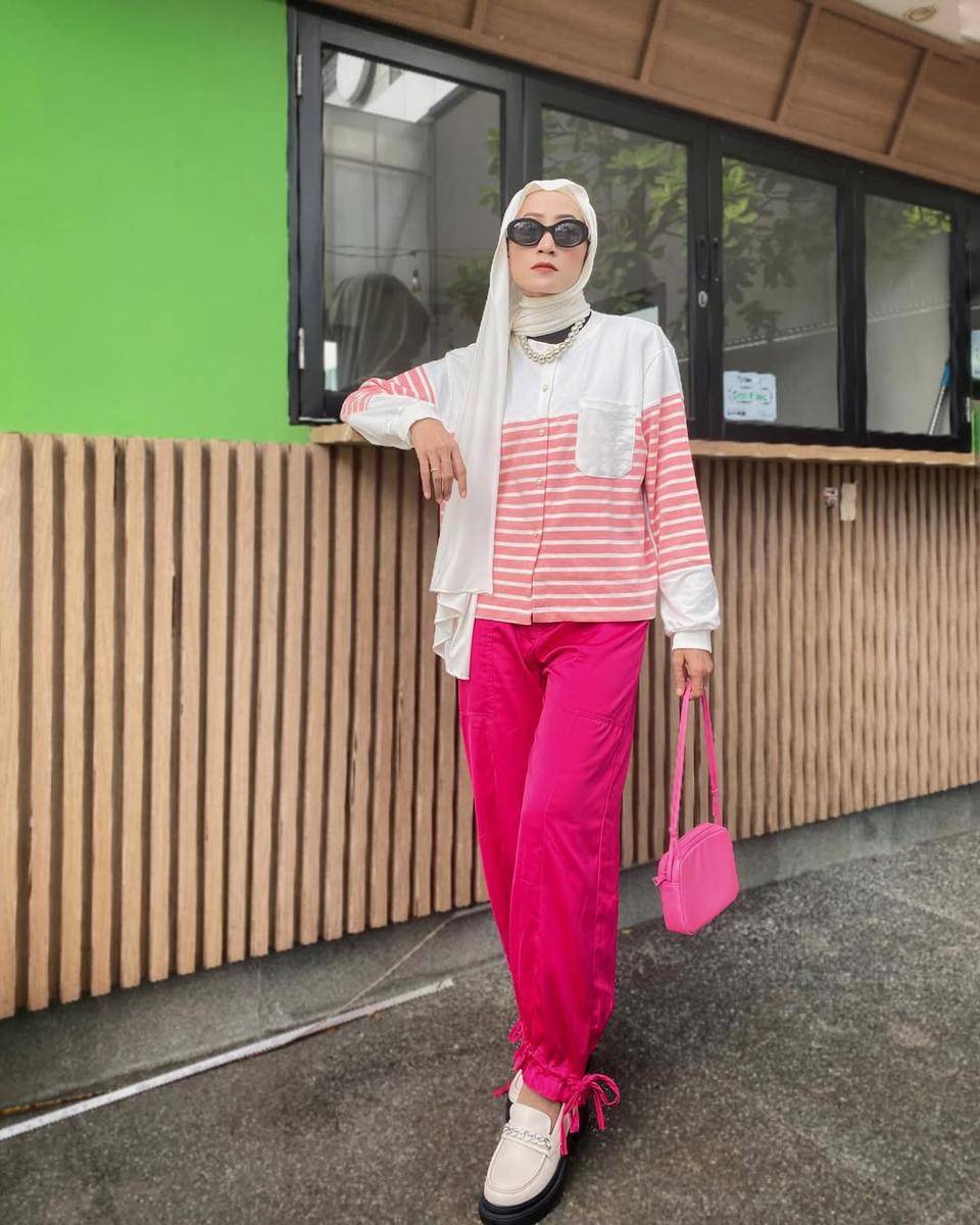 Padu padan Viki Fitria pakai loafers 