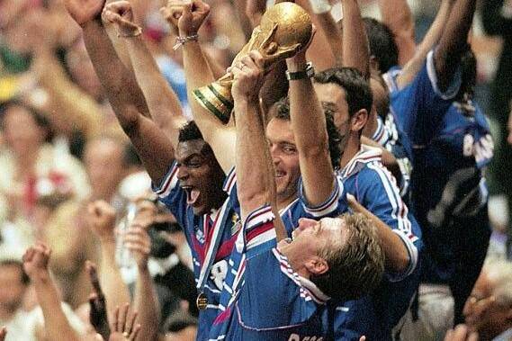 Momen Final Piala Dunia 1998 di Prancis yang disambut isak tangis. (Pinterest/Dulat)