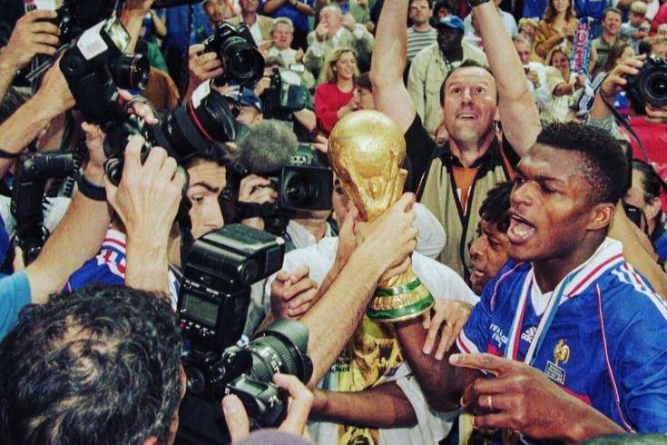 Momen Final Piala Dunia 1998 di Prancis yang disambut isak tangis. (Pinterest/Dulat)