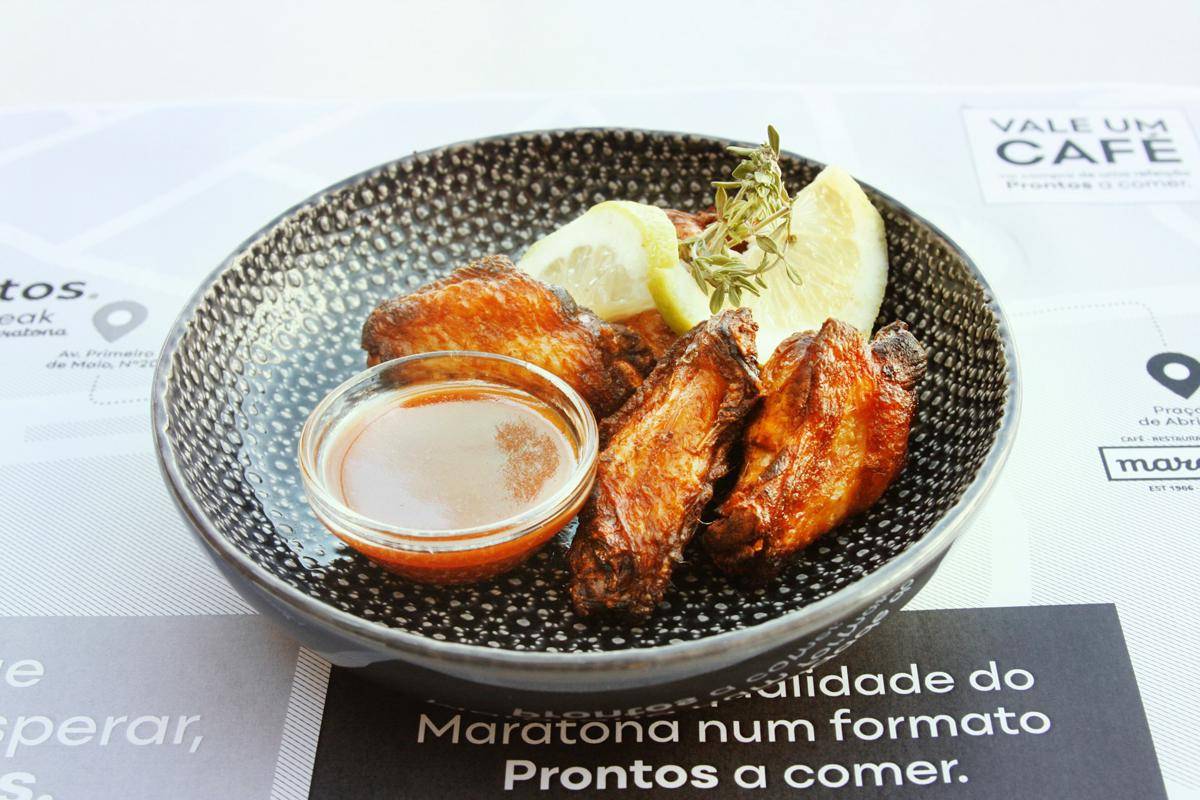 ilustrasi sepiring chicken wings