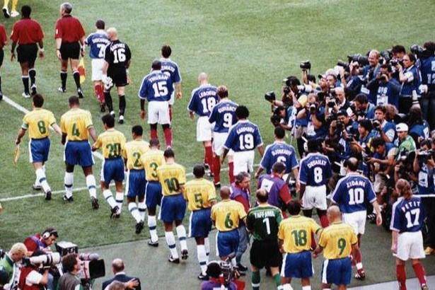 Momen Final Piala Dunia 1998 di Prancis yang disambut isak tangis. (Pinterest/Sofía Pérez Rodríguez)