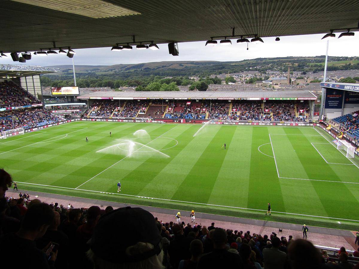 ilustrasi suasana prapertandingan di kandang Burnley, Turf Moor Stadium