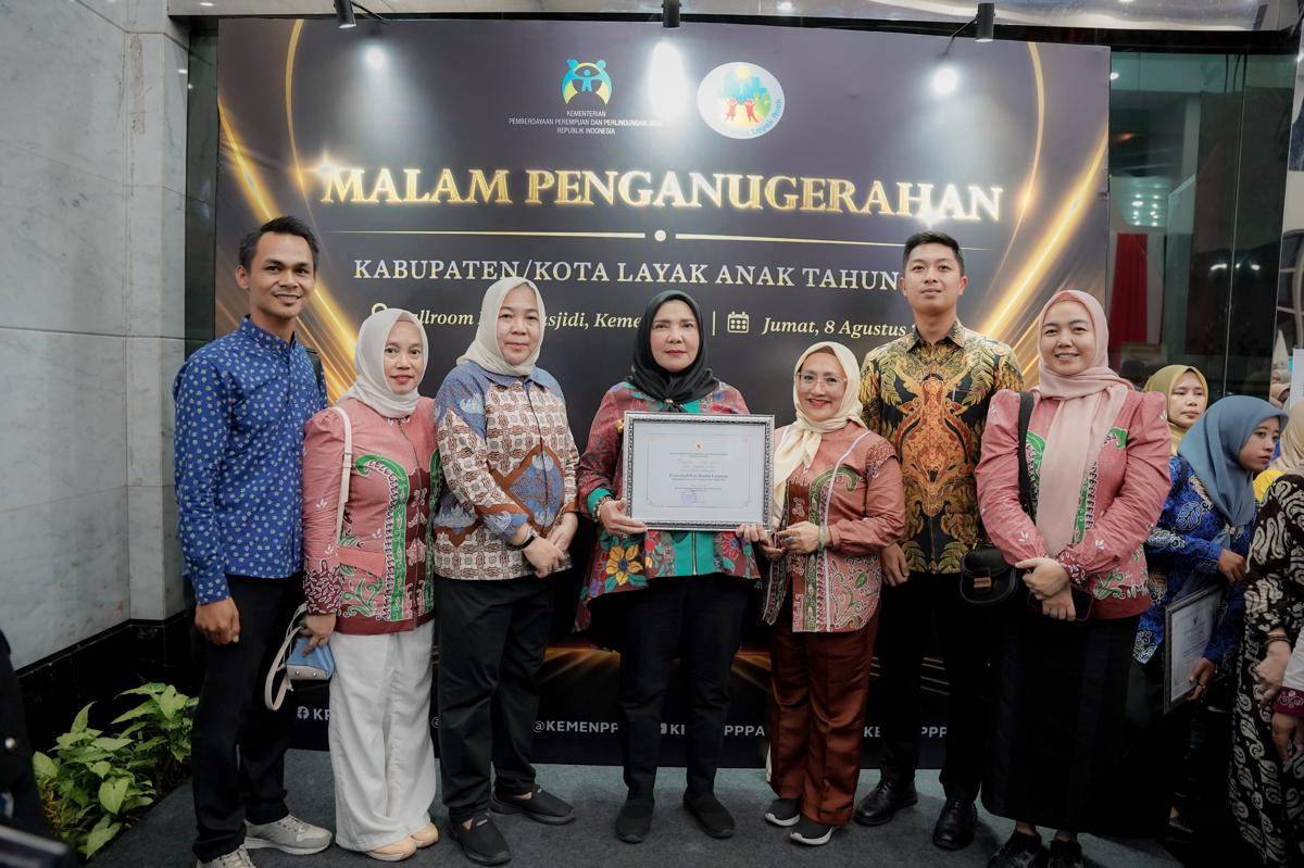Walikota Bandar Lampung saat mendapatkan penghargaan Kota Ramah Anak. (IDN Times/Istimewa)