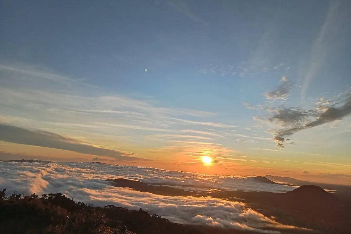 Dalam kondisi cuaca yang sesuai, Puncak Gunung Sibuatan akan memberikan kamu pemandangan yang luar biasa. (tiktok.com/adep5267kez)