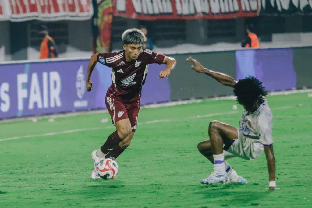 Aksi salah satu pemain PSM Makassar, Mufli Hidayat (kiri), dalam laga pekan pertama BRI Super League 2025/2026 melawan Persijap Jepara di Stadion BJ Habibie Parepare pada Jumat 8 Agustus 2025. (Instagram.com/psm_makassar)