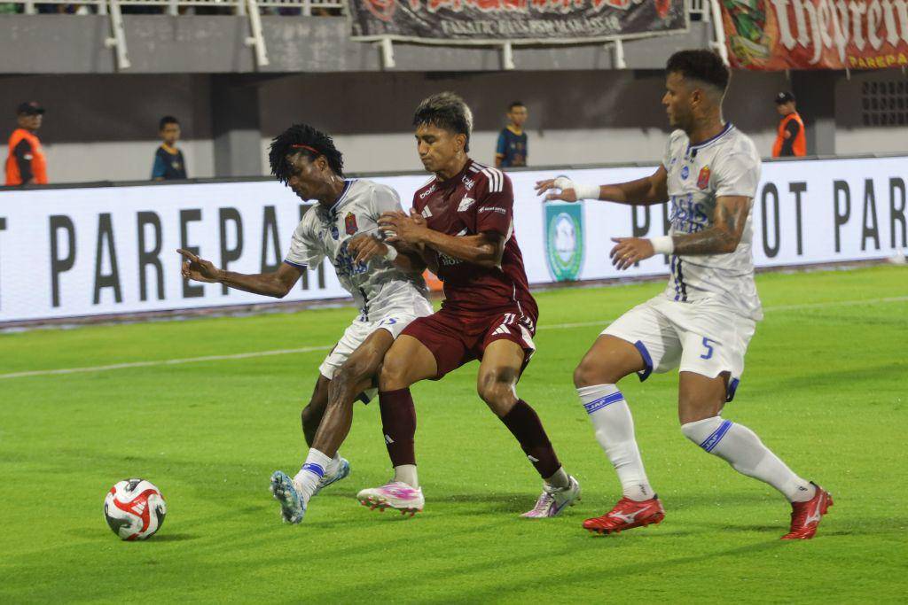 Pemain PSM Makassar, Mufli Hidayat (tengah), saat dikepung oleh dua pemain Persijap Jepara yakni Najeeb Yakubu (kiri) dan Douglas Cruz (kanan) dalam laga pekan pertama BRI Super League 2025/2026 yang berlangsung di Stadion BJ Habibie Parepare pada 8 Agustus 2025. (Dok. Ofisial PSM Makassar/Agung Dewantara)