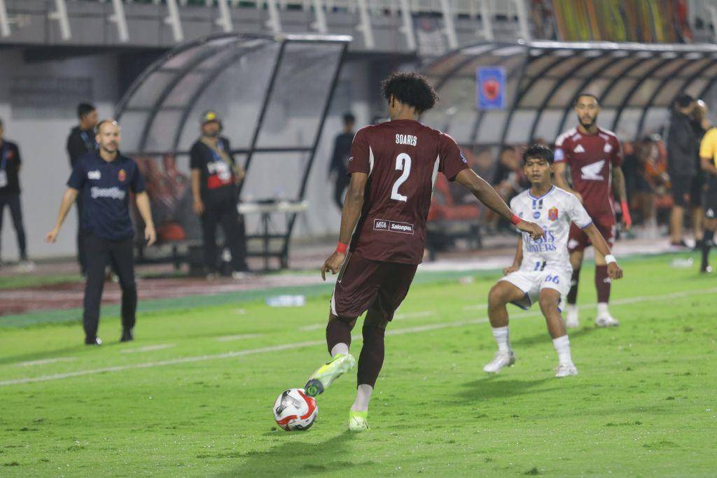 Aksi pemain PSM Makassar, Aloisio Soares (tengah), dalam laga pekan pertama BRI Super League 2025/2026 melawan Persijap Jepara yang berlangsung di Stadion BJ Habibie Parepare pada 8 Agustus 2025. (Dok. Ofisial PSM Makassar/Agung Dewantara)