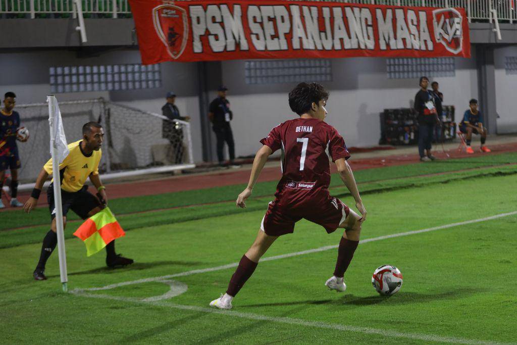 Aksi pemain PSM Makassar, Victor Dethan, dalam laga pekan pertama BRI Super League 2025/2026 melawan Persijap Jepara yang berlangsung di Stadion BJ Habibie Parepare pada 8 Agustus 2025. (Dok. Ofisial PSM Makassar/Agung Dewantara)