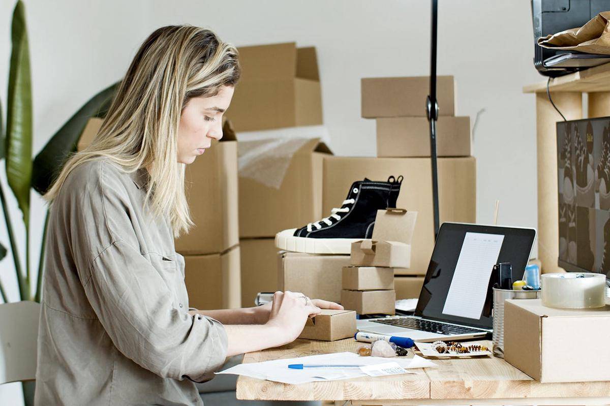 ilustrasi packing produk bisnis online (pexels.com/Kampus Production)