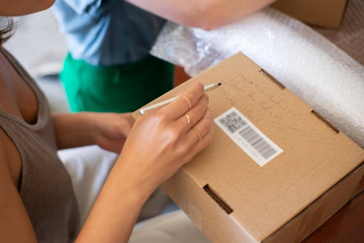 ilustrasi packing produk bisnis online (pexels.com/Kampus Production)