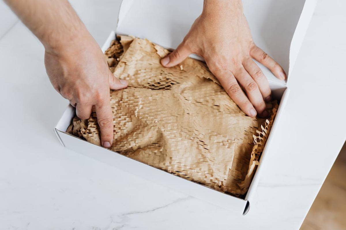 ilustrasi packing produk bisnis online (pexels.com/Kaboompics.com)