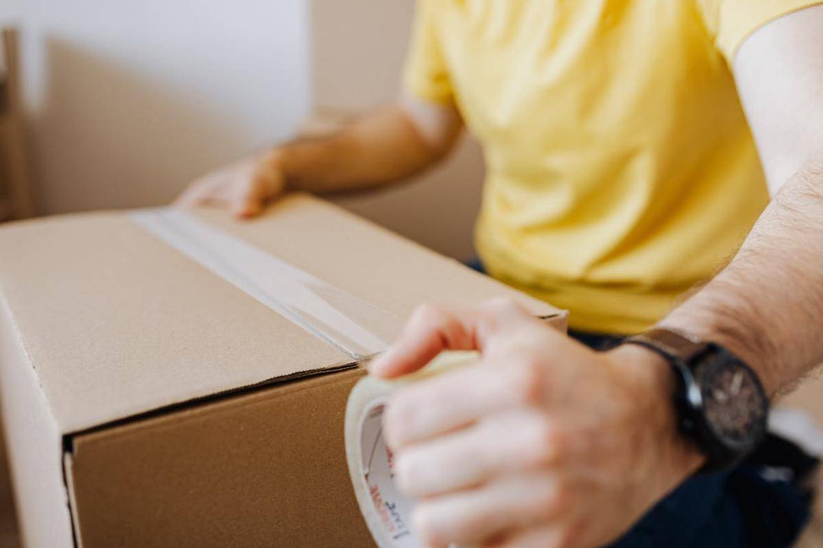 ilustrasi packing produk bisnis online (pexels.com/Kaboompics.com)
