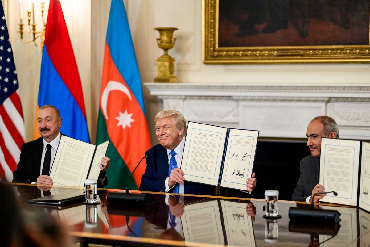 Presiden Azerbaijan, Ilham Aliyev (kiri), Presiden AS, Donald Trump (tengah), dan PM Armenia, Nikol Pashinyan (kanan). (The White House, Public domain, via Wikimedia Commons)