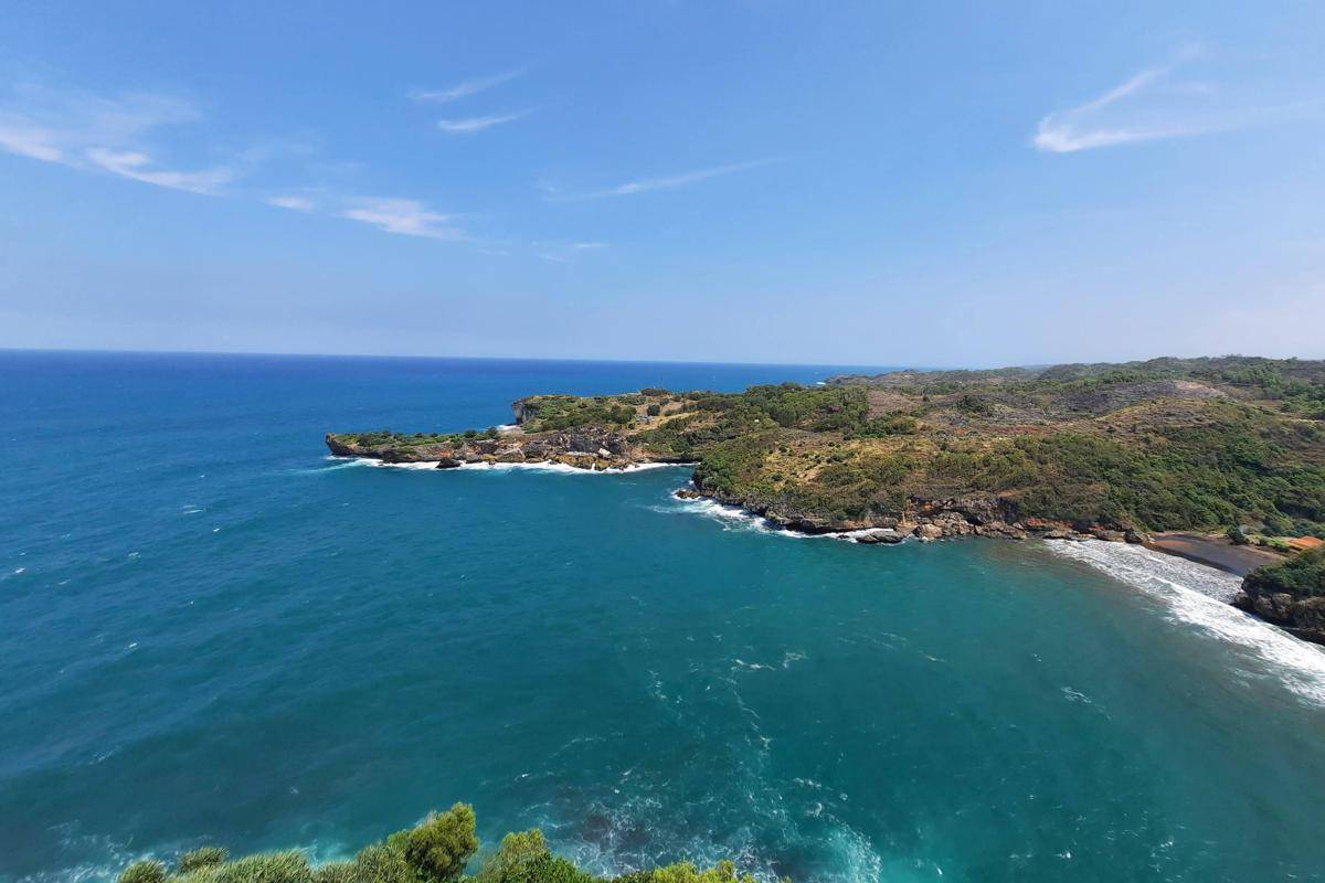 ilustrasi view perairan Pantai Baron dari Menara Suar Baron