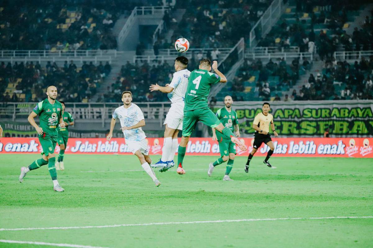 Laga perdana PSIM Jogja di Super League 2025/26 melawan Persebaya di Stadion Gelora Bung Tomo, Jumat (8/8/2025). (psimjogja.id)