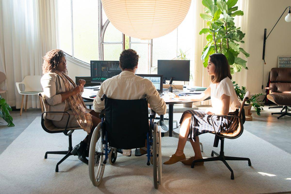 ilustrasi kolaborasi semua pihak untuk menciptakan teknologi ramah lingkungan bagi penyandang disabilitas (pexels.com/Kampus Production) 