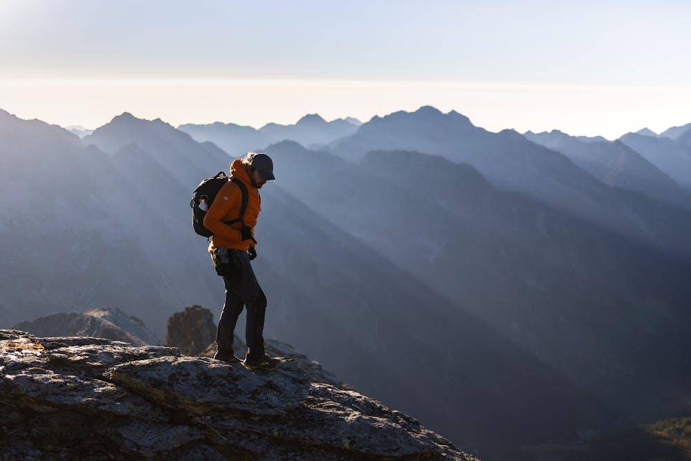 ilustrasi solo hiking (pexels.com/Marek Piwnicki)