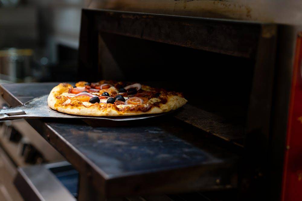 ilustrasi memanggang pizza (pexels.com/Mateusz Feliksik)