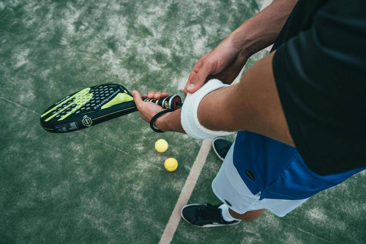 ilustrasi orang sedang memegang raket padel (pexels/Oliver Sjöström)