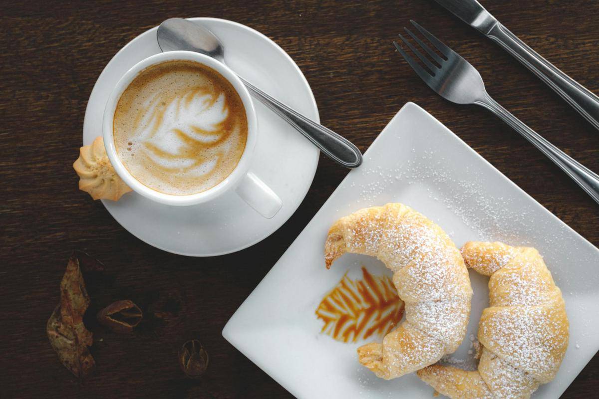 ilustrasi kopi susu dan dessert (pexels.com/Claudio Olivares Medina)